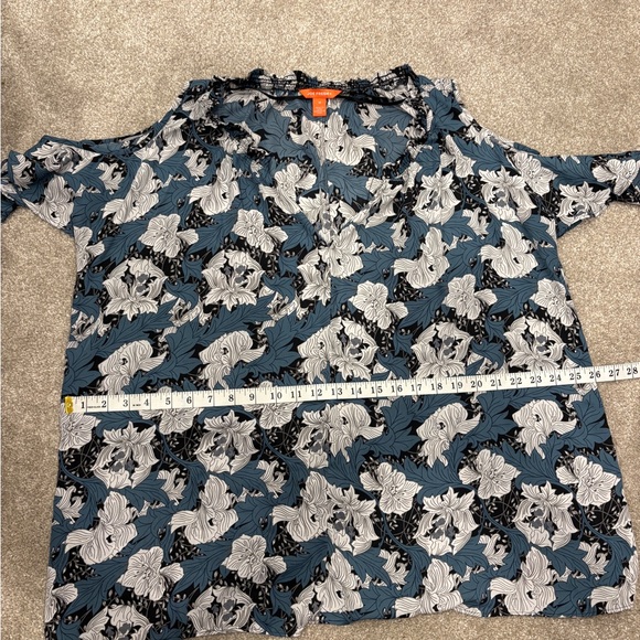 🍀4 for $25🍀 

Cold shoulder blouse - Picture 10 of 12